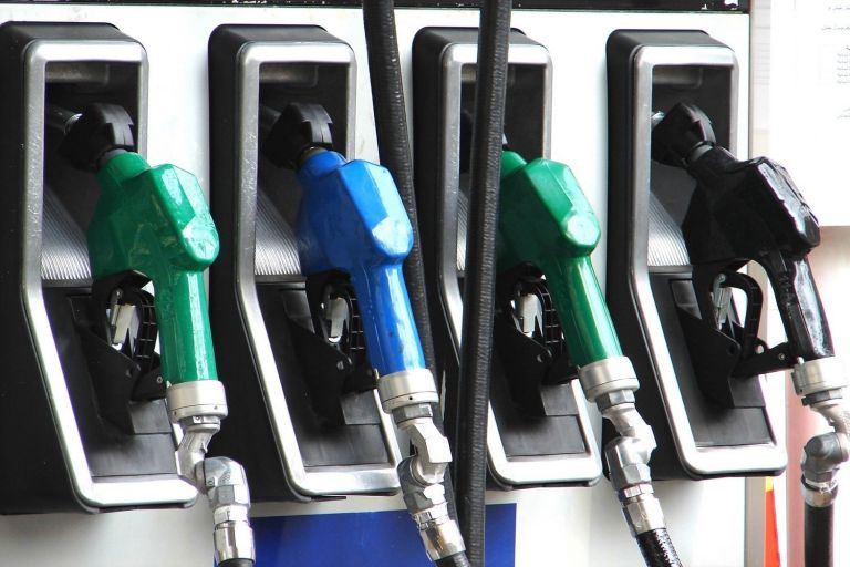 Στα ύψη η τιμή της βενζίνης – Ξεπέρασε τα 2 ευρώ το λίτρο | tanea.gr