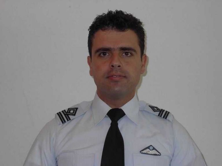 Ποιος είναι ο κυβερνήτης του μοιραίου αεροσκάφους που συνετρίβη | tanea.gr