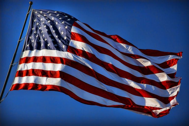 Μεσίστια η αμερικανική σημαία προς τιμήν του Μακείν | tanea.gr