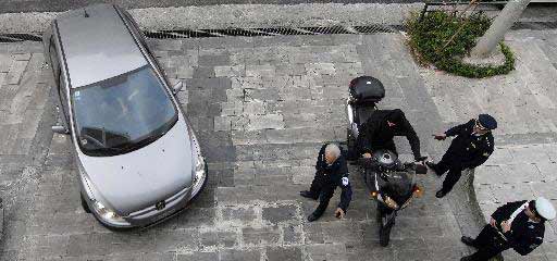 Φωτογραφίες νέου καταζητούμενουγια τους «Πυρήνες της Φωτιάς»