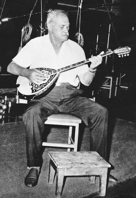 Στίχοι – μουσική – πρώτη εκτέλεση: Μάρκος Βαμβακάρης