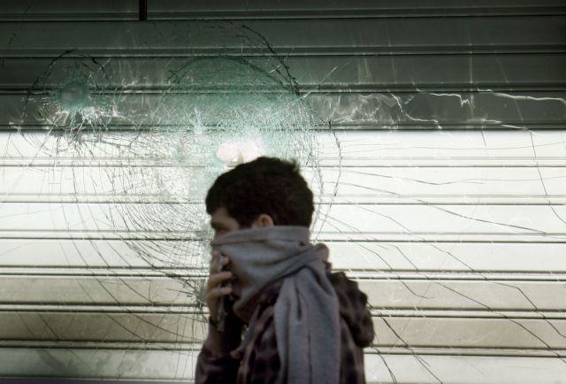 H συντριβή της πολιτικής και η κοινωνία της βίας