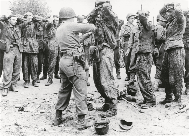 Ενώ η Ιστορία περνούσε δίπλα τους