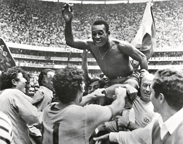 Από τους ύμνους στο ανάθεμα