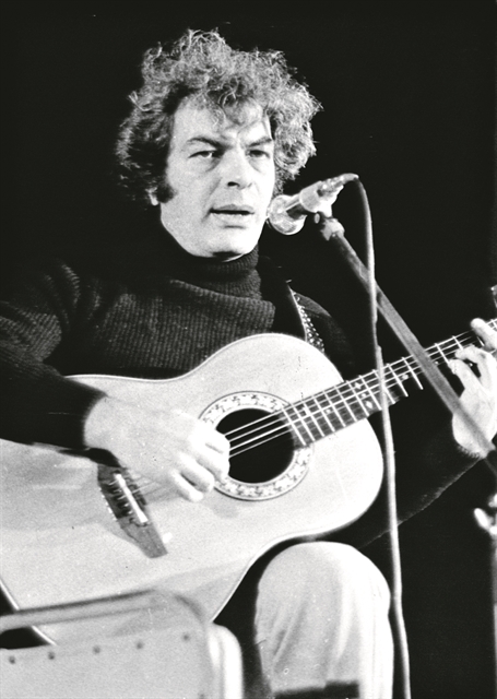 Ο Μάνος Λοΐζος «αλλιώς»