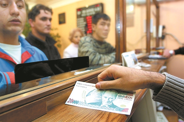 Η λίρα, μεγάλη χαμένη στα μέτωπα του Ερντογάν