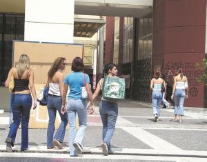 Online μαθήματα, διά ζώσης εξετάσεις