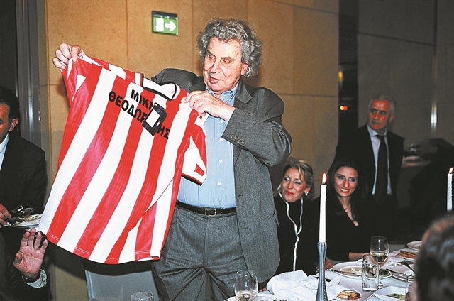 Ο Μίκης, το ποδόσφαιρο και ο Ολυμπιακός