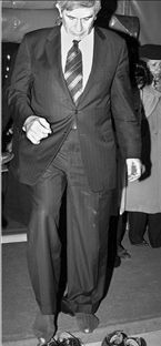 Οι κάλτσες του  ήταν τρύπιες