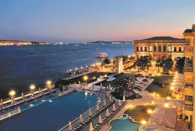 Το πλοιάριο και οι τουρίστες από το Πακιστάν