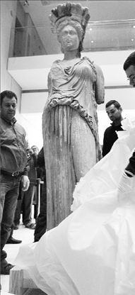 Η Καρυάτιδα προσγειώθηκε και… φόρεσε σανδάλι