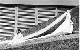 «Μην το ξυπνάτε/  είναι χαμένο/ σε  τόπο ξένο/  υπνοβατεί/ μην  το ξυπνάτε/ θα  λαχταρίσει/ όταν  γυρίσει/ ξανά  στη Γη» (στη  φωτογραφία, η  Έλενα Κελεσίδου  και η Αγγελική  Στελλάτου σε  σκηνή από την  όπερα «Η  Υπνοβάτις»)