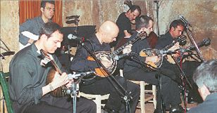 Γράφουν… μπουζούκια οι παρέες