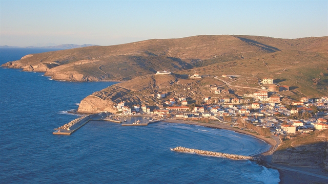 Λεζάντα για φωτό μπροστά από το Δημαρχείο