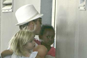 Γεννήθηκαν τα δίδυμα της Ατζελίνα Τζολί και του Μπραντ Πιτ