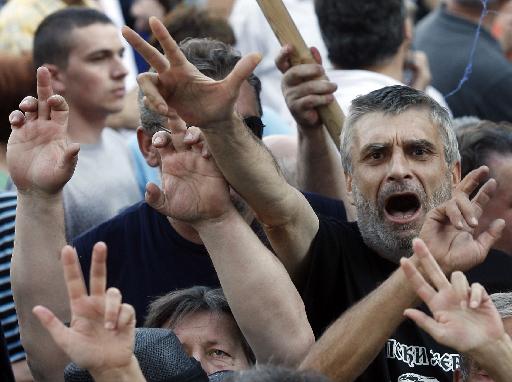 Χιλιάδες υποστηρικτές του Κάρατζιτς διαδήλωσαν στο Βελιγράδι