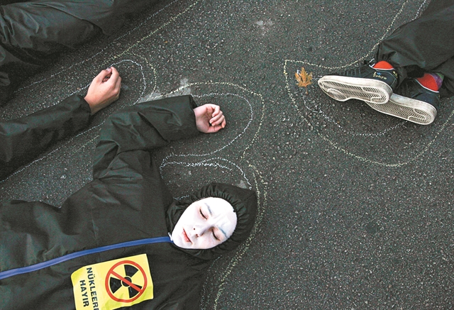 Ακουγιου: μια βόμβα στην πόρτα μας