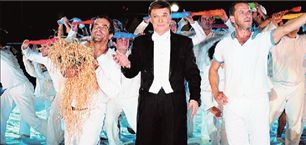 Με σημαίες και με «γιούχα»