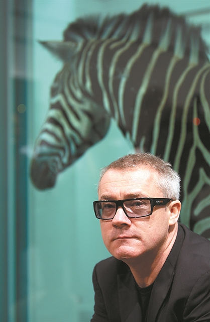 Γιατί ο «πλούσιος» Ντέμιαν Χερστ απέλυσε 63 υπαλλήλους μέσα στο 2020