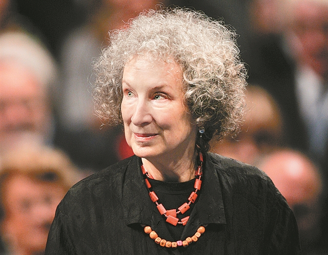 Η σύλληψη για μια απάτη με στόχους τη Μάργκαρετ Ατγουντ, τη Σάλι Ρούνεϊ και τον Ιθαν Χοκ