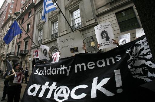 Μπαράζ επιθέσεων σε ελληνικά προξενεία