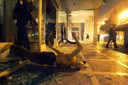 Ανεξέλεγκτη βία, καμένα μαγαζιά  Άφαντη η αστυνομία