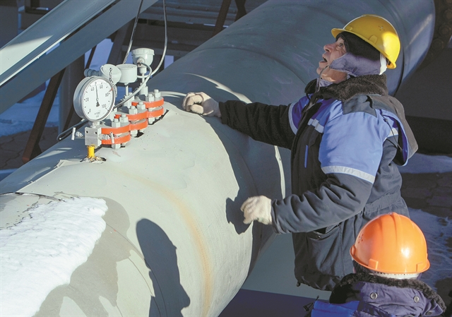 Καθώς οι στρόφιγγες κλείνουν, η Ευρώπη δεν αποκλείει ακόμη και το δελτίο