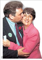 Το κράτος θα πλήρωνε τις… πορνοταινίες που έβλεπε ο σύζυγος της υπουργού!