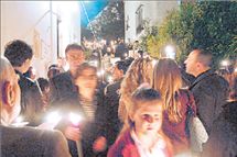 Ανάσταση χωρίς βεγγαλικά και κροτίδες σε εκκλησάκια της Αθήνας