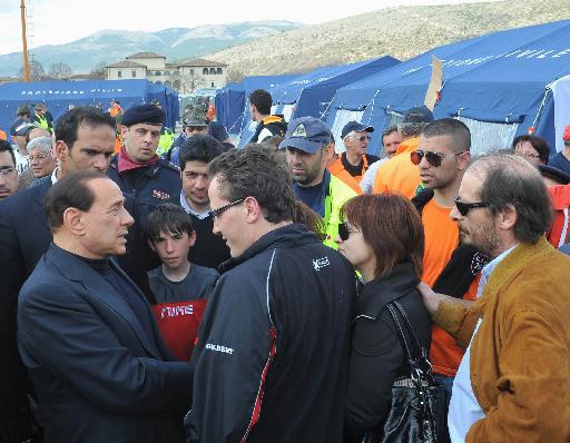 Μπερλουσκόνι: Η διαμονή στις σκηνές σαν “ένα Σαββατοκύριακο σε κάμπινγκ”!