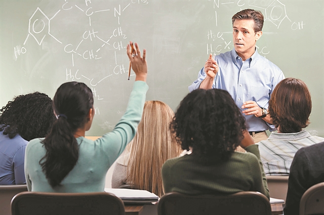 Καθηγητές διαφόρων ειδικοτήτων σε 4 εκπαιδευτικούς οργανισμούς