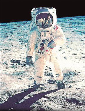 Όταν η Γη είδε τον άνθρωπο να πατά στο φεγγάρι