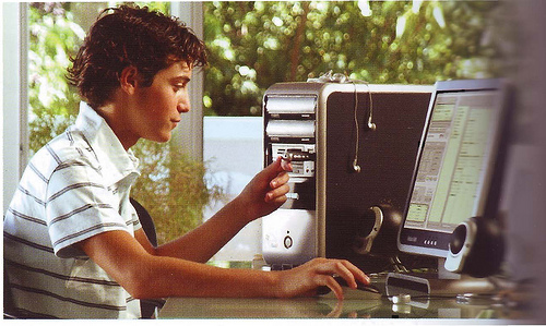 Τα ελληνόπουλα χρησιμοποιούν περισσότερο το Internet από το κινητό