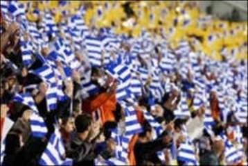Αποσύρει την καταγγελία για τις ελληνικές σημαίες η UEFA