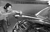 Με ειδική τεχνική και χωρίς βάψιμο εξαφανίζουν τις λακκούβες από τα Ι.Χ.