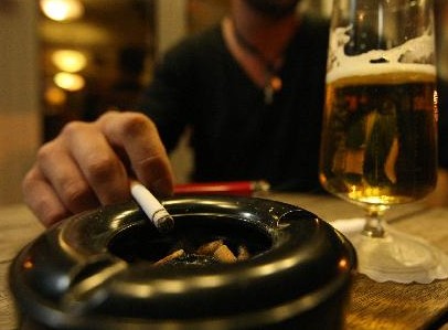 Άναψε…αντικαπνιστικές φωτιές αφίσα νυχτερινού κέντρου