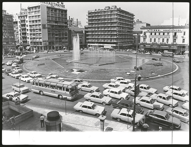 Η Ομόνοια, τα σιντριβάνια, οι εικαστικοί…
