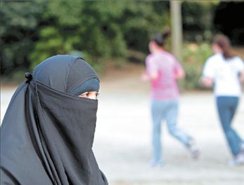 Κοινωνία ανεκτική ή αυτιστική