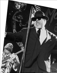 Οι άνδρες µε τα µαύρα