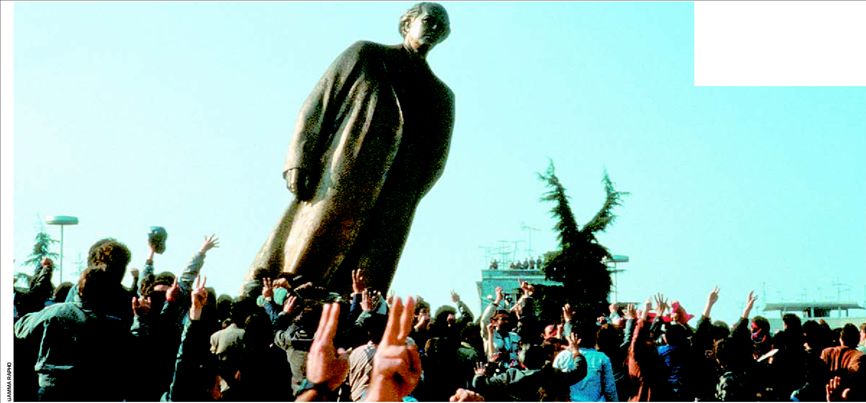 Η κατεδάφιση του αγάλµατος του Εµβέρ Χότζα