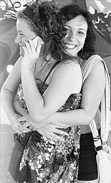 Η χαρά της επιτυχίας και… ο θρίαμβος της λευκής κόλλας