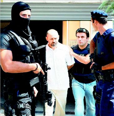 Ιχνη Παλαιοκώστα στη βόµβα