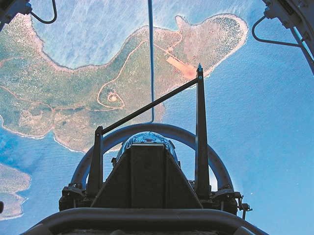 Δείχνει τα νησιά, βλέπει τη Λωζάννη