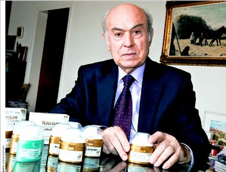 «Δεν απολύω, ούτε µειώνω µισθούς»