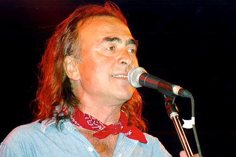 Πέθανε ο τραγουδιστής Νίκος Παπάζογλου