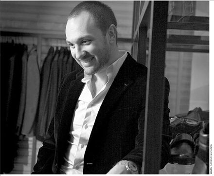 Ανοίγει το βήµα στο επώνυµο παπούτσι