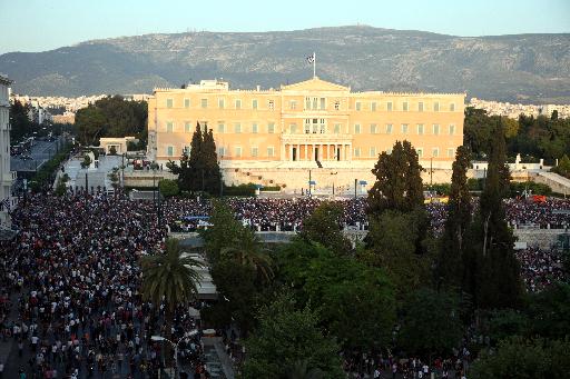 Πλημμύρισαν το Σύνταγμα οι «Αγανακτισμένοι»