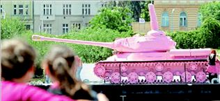 Το ροζ τανκ του Ντέιβιντ Τσέρνι  επιστρέφει στην Πράγα