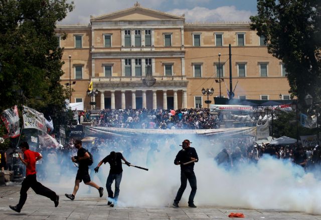 Πνίγηκε το κέντρο της Αθήνας από τα χημικά  Συγκεντρώθηκαν ξανά οι «Αγανακτισμένοι»