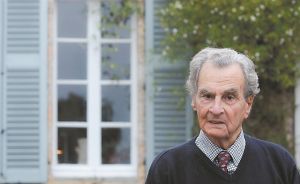 Ο Πάτρικ Λι Φέρμορ στο μάζεμα της ελιάς